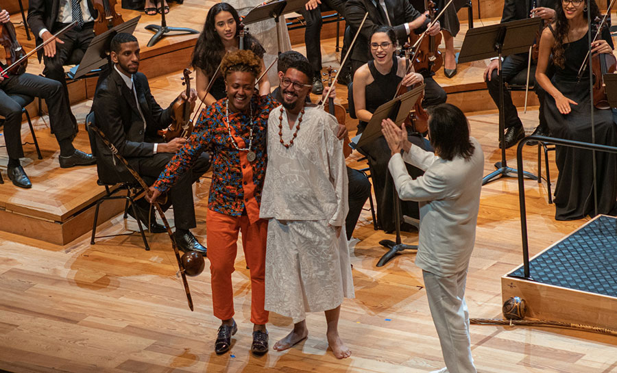 Raysson Lima, Jamberê Cerqueira e Ricardo Castro, com o Neojiba, na Philharmonie de Paris (reprodução Neojiba Facebook) Raysson Lima, Jamberê Cerqueira e Ricardo Castro, com o Neojiba, na Philharmonie de Paris (reprodução Neojiba Facebook)