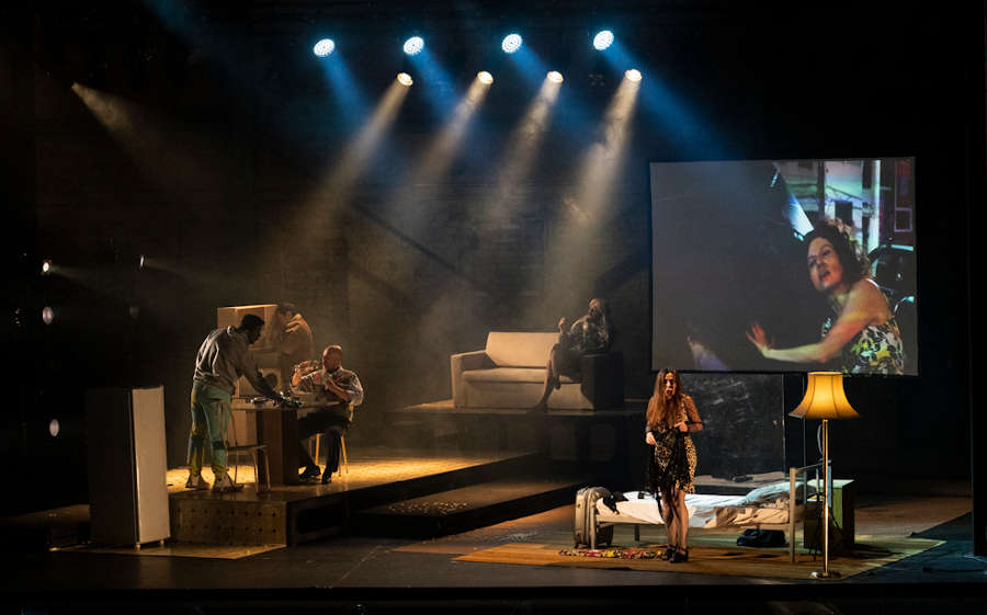 Cena de ‘Os sete pecados capitais’, produção do Theatro São Pedro (divulgação, Heloísa Bortz) Cena de ‘Os sete pecados capitais’, produção do Theatro São Pedro (divulgação, Heloísa Bortz)