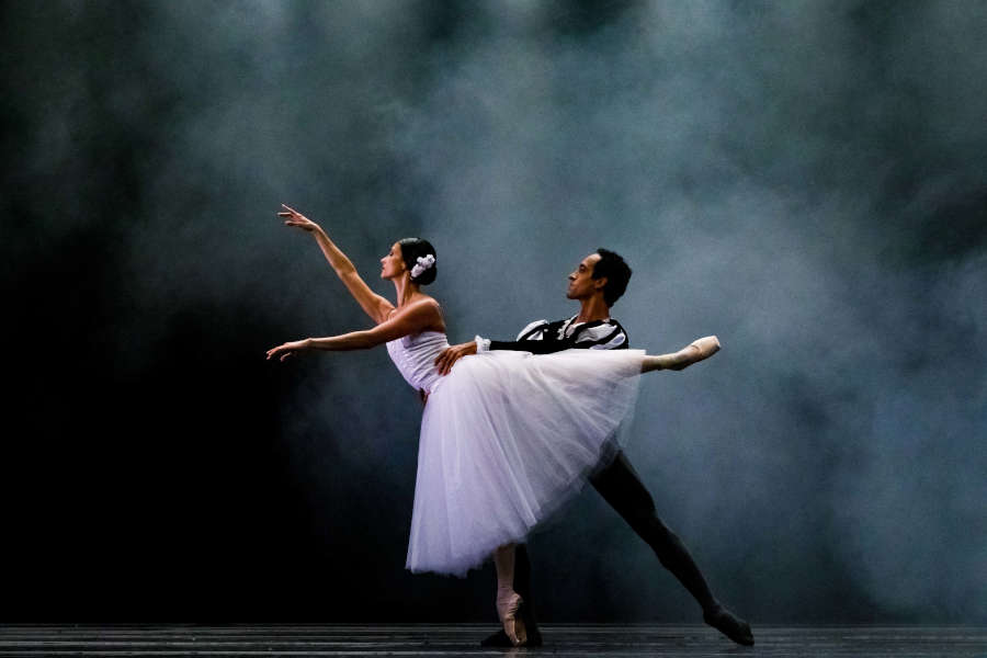 Thamiris Prata e Geivison Moreira em “Giselle – Ato II” (divulgação / Nanahd Luize) Thamiris Prata e Geivison Moreira em “Giselle – Ato II” (divulgação / Nanahd Luize)