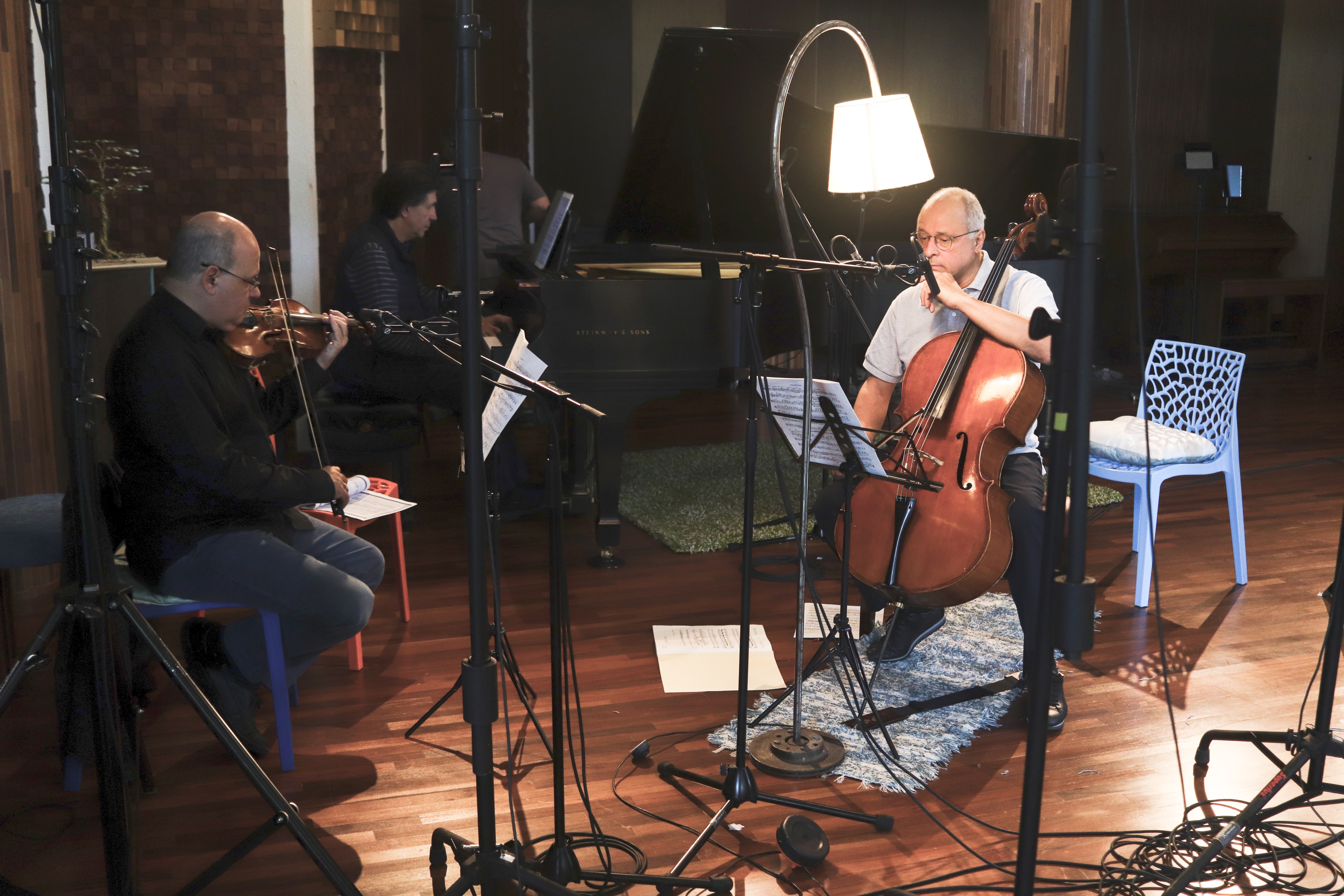 Claudio Cruz, Ricardo Castro e Antonio Meneses durante a gravação do álbum [João Victor Cruz/Divulgação]