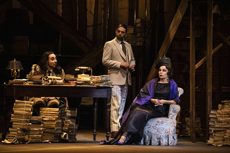Cena de O Caso Makropulos, no Theatro São Pedro [Divulgação / Heloisa Bortz]
