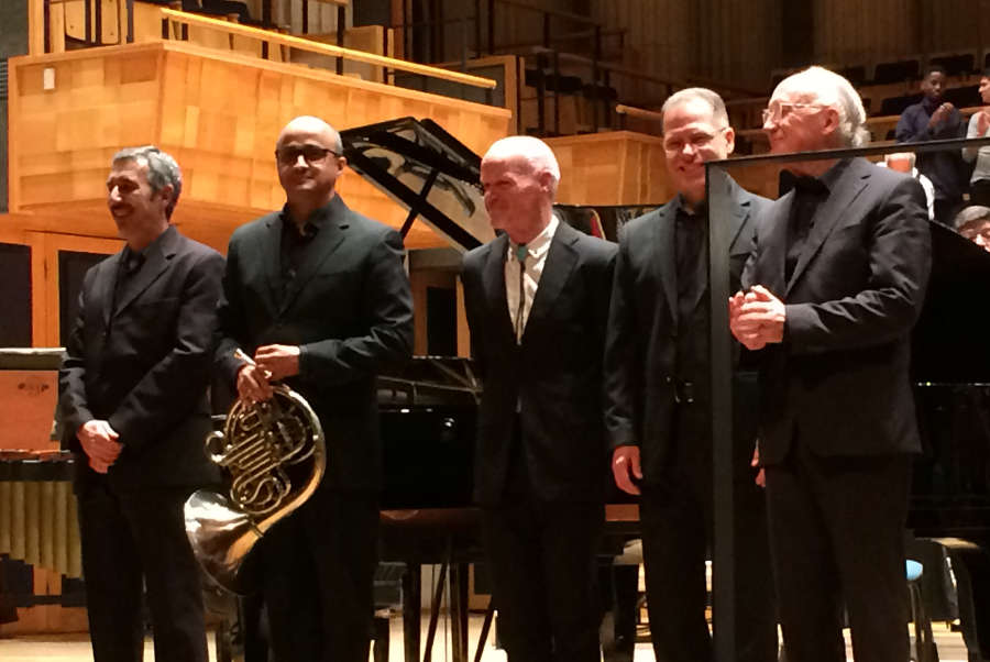 Solistas e maestro na apresentação da obra de Messiaen [Revista CONCERTO]