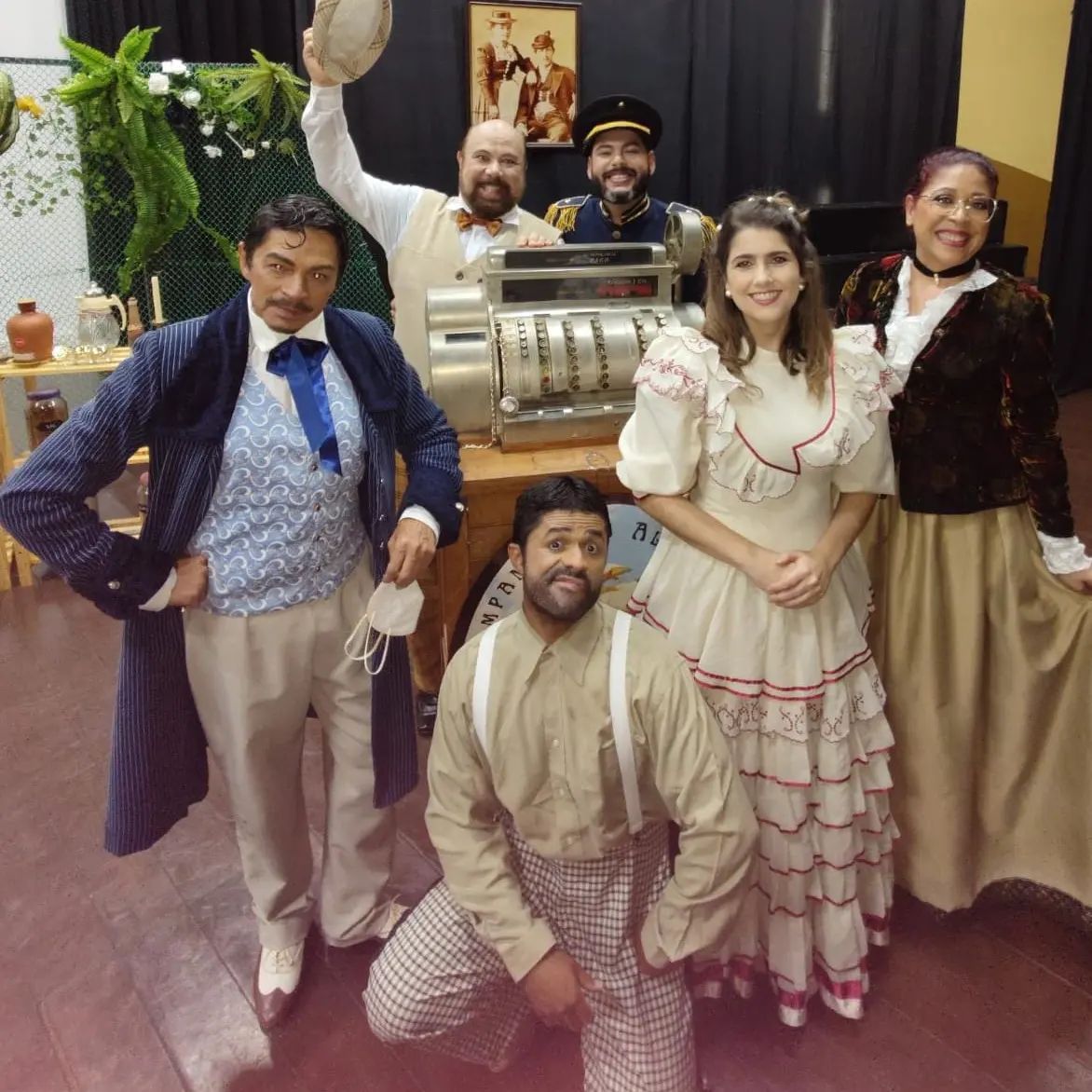 Elenco da ópera 'O Caixeiro da Taverna', de Guilherme Bernstein [Reprodução/Facebook]
