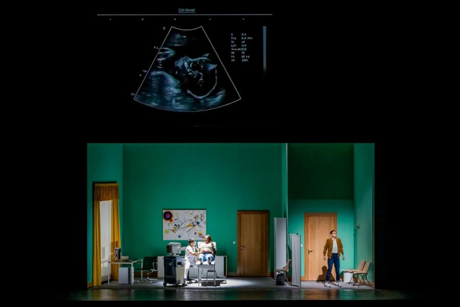 Cena da produção de Tobias Kratzer para 'Fausto', de Gounod [Divulgação/Ópera Nacional de Paris]
