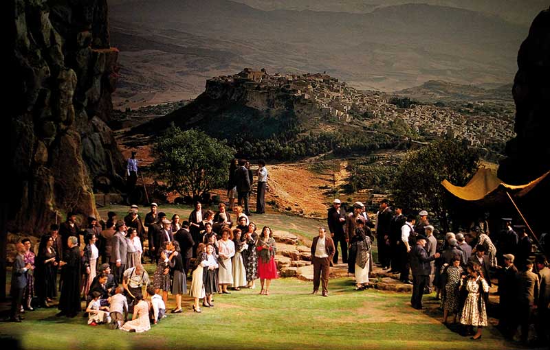 O Coro Lírico Municipal em cena da ópera Cavalleria rusticana [Divulgação]