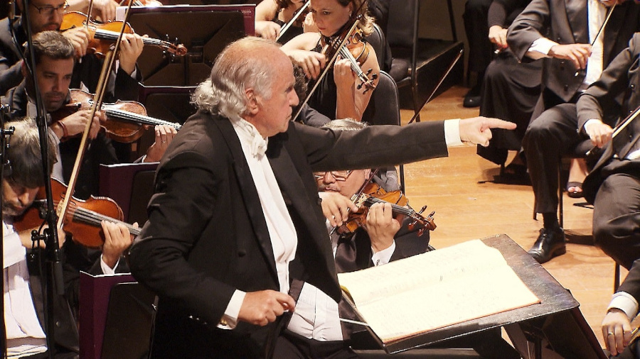 Maestro Isaac Karabtchevsky rege a Petrobras Sinfônica no Theatro Municipal do Rio de Janeiro [Divulgação]