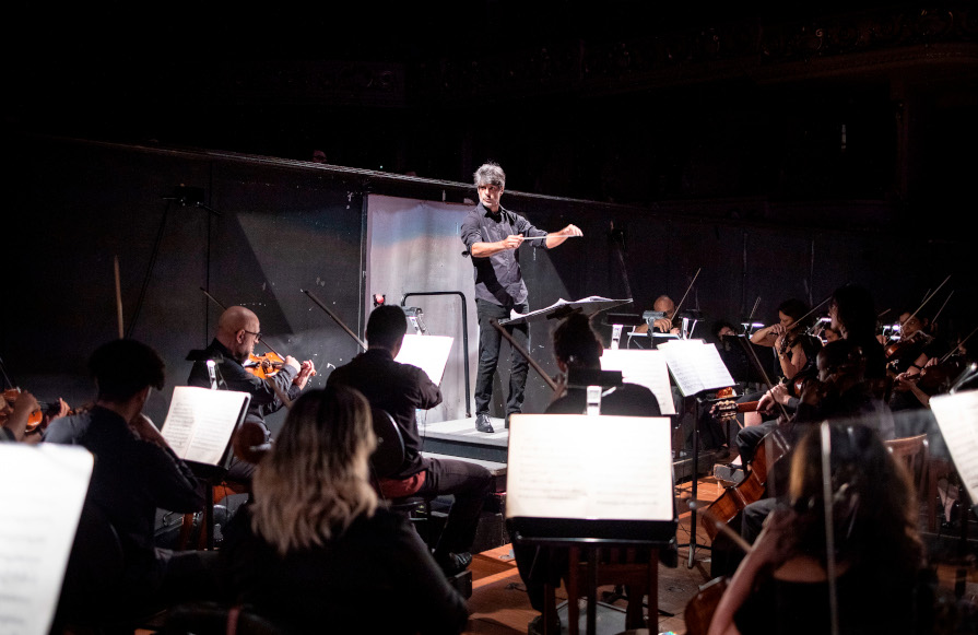 Felipe Prazeres à frente da Orquestra Sinfônica do Theatro Municipal do Rio de Janeiro [Divulgação/Daniel Ebendinger]