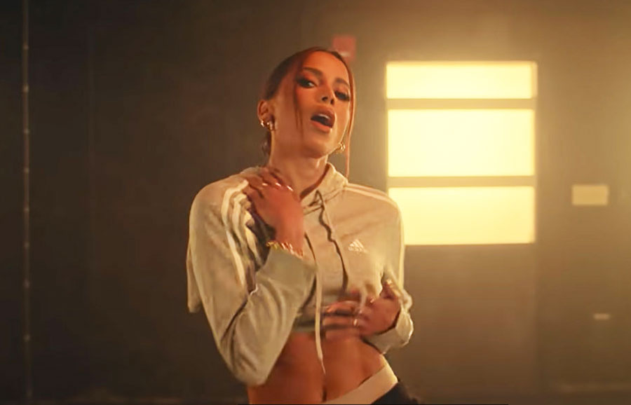 Anitta em seu clipe ‘Envolver’ (reprodução YouTube)