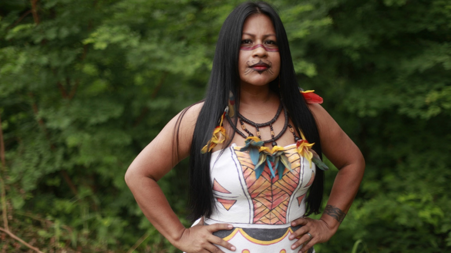 A cantora Djuena Tikuna participa da apresentação [Divulgação]