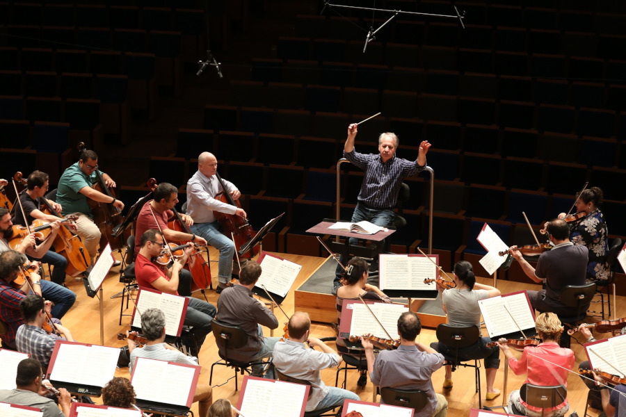 Ensaio da Filarmônica de Minas Gerais com o maestro Fabio Mechetti para os concertos desta semana [Reprodução/Facebook]