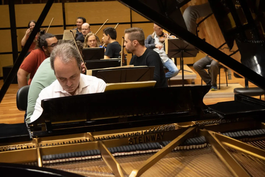 O pianista Gustavo Carvalho durante ensaio com a Ospa [Divulgação]