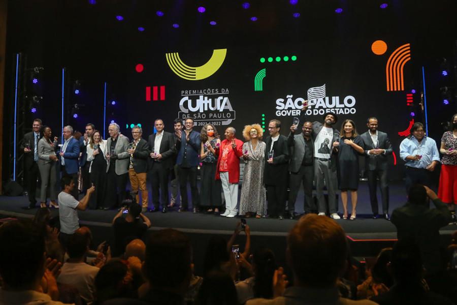 Vencedores durante a cerimônia de premiação no Teatro Sérgio Cardoso [Divulgação]