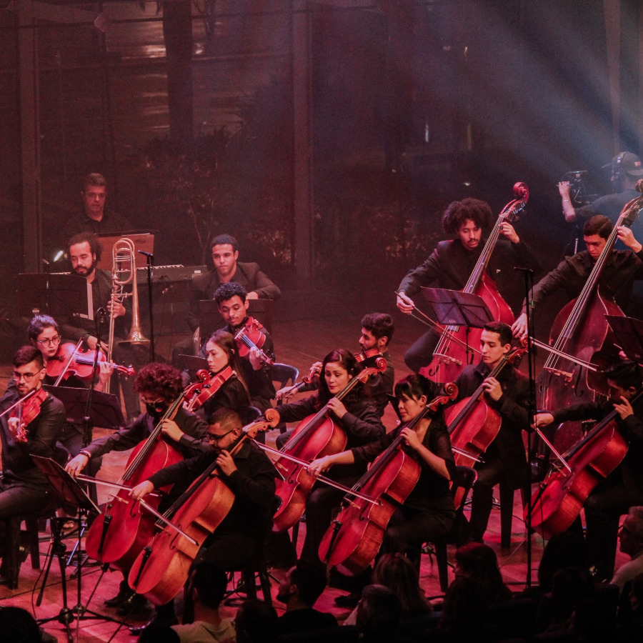 Músicos da Sinfônica Heliópolis durante concerto no Teatro B32 [Divulgação]