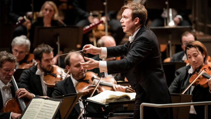 O maestro Daniel Harding durante concerto com a Filarmônica de Berlim [Reprodução/YouTube]