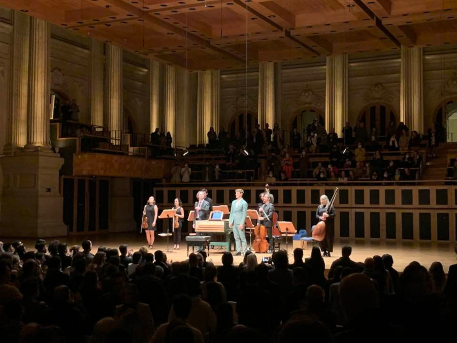 O contratenor e os músicos do Il Pomo D'Oro durante concerto na Sala São Paulo [Revista CONCERTO]
