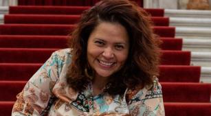 A soprano Adriane Queiroz antes de ensaio no Theatro Municipal [Divulgação/Larissa Paz]
