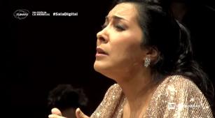 Carla Caramujo, no recital na Sala Cecília Meireles (reprodução YouTube)
