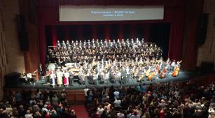Público aplaude o Coral da Cidade de São Paulo e a Orquestra Acadêmica após a ‘Carmina Burana’ [Revista CONCERTO]