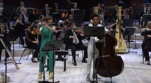 Claire Chase e Esperanza Spalding na estreia do concerto de Felipe Lara [Reprodução do vídeo]
