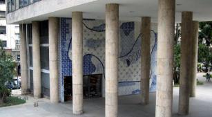 Pilotis da entrada principal do Palácio Capanema (Marcos Leite Almeida, domínio público, wikicommons)