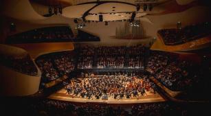 Orquestra Juvenil da Bahia em apresentação na Philharmonie de Paris