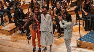 Raysson Lima, Jamberê Cerqueira e Ricardo Castro, com o Neojiba, na Philharmonie de Paris (reprodução Neojiba Facebook)