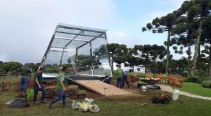 Últimos preparativos para a inauguração do palco externo do Hotel Toriba (arquivo pessoal, PA Ésper)
