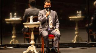 Tamoio Athayde Marcondes durante sua fala no ‘Ópera em pauta’ [Divulgação / Larissa Paz]