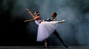 Thamiris Prata e Geivison Moreira em “Giselle – Ato II” (divulgação / Nanahd Luize)