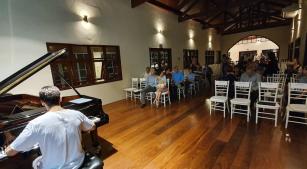O pianista Cristian Budu ensaia antes do recital em Campinas, já com o público na sala [Revista CONCERTO/Jorge Coli]