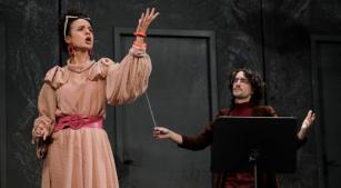Cena de 'Viva la mamma', de Donizetti, no Theatro São Pedro [Divulgação/Heloisa Bortz]