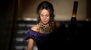 Kristine Opolais em cena de “Adriana Lecouvreur” [Divulgação]