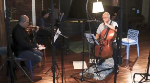 Claudio Cruz, Ricardo Castro e Antonio Meneses durante a gravação do álbum [João Victor Cruz/Divulgação]