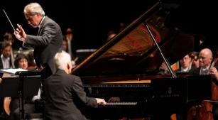 Fabio Mechetti e Jean-Louis Steuerman durante concerto em Coimbra [Divulgação/João Duarte]