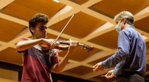 O violinista Guido Sant'anna durante ensaio na Casa da Ospa [Divulgação]