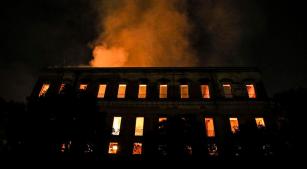 O Museu Nacional em chamas na noite de 2 de setembro [Foto: Agência Brasil / Tânia Rego]