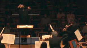 Xian Zhang rege a Osesp durante concerto no dia 27 de agosto [Reprodução/YouTube]