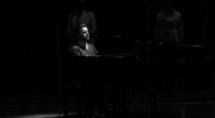 O tenor Giovanni Tristacci em cena de 'Mozart e Salieri', de Rimsky-Korsakov [Divulgação/Heloisa Bortz]