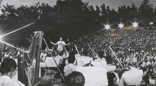 Benito Juarez rege a Sinfônica de Campinas nos anos 1980 [Reprodução]