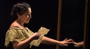 A soprano Carla Caramujo em cena de 'Domitila' [Reprodução]