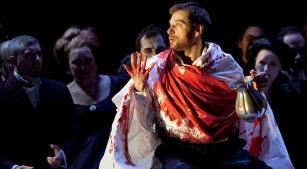 Barítono Simon Keenlyside em cena de Hamlet [Divulgação / Marty Sohl - Metropolitan Opera]