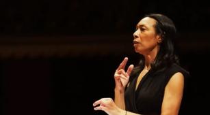 A maestra Jeri Lynne Johnson durante ensaio no Theatro Municipal [Reprodução/FacebookTMSP]]