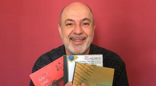 José Staneck com os discos que acaba de lançar [Divulgação / Sofia Staneck]