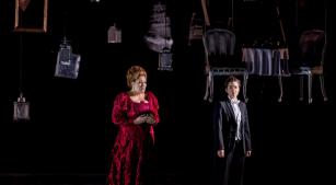 Carla Filpcic e Luisa Francesconi em 'O Cavaleiro da Rosa' [Divulgação/Stig de Lavor]