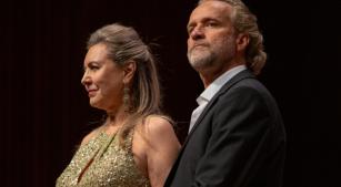 A soprano Claudia Riccitelli e o tenor Martin Muehle durante concerto no Encanta Neojiba [Divulgação/Neojiba/Beatriz Meneses]