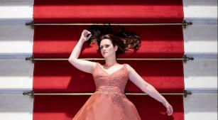 Gabriella Pace como Domitila [Divulgação/Theatro Municipal de São Paulo/Stig de Lavor]