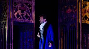 Atalla Ayan em cena de 'Fausto', de Gounod, no Theatro Municipal do Rio de Janeiro [Divulgação/Ana Clara Miranda]