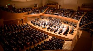 A Filarmônica de Minas Gerais durante concerto na Sala Minas Gerais sob regência de Fabio Mechetti [Divulgação/Rafael Motta]