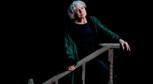 Eliane Coelho em cena de 'O canto do cisne', de Leonardo Martinelli [Divulgação/Heloisa Bortz]