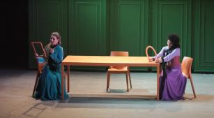 Laura Pisani e Josy Santos em cena de 'Così fan tutte', de Mozart [Reprodução]